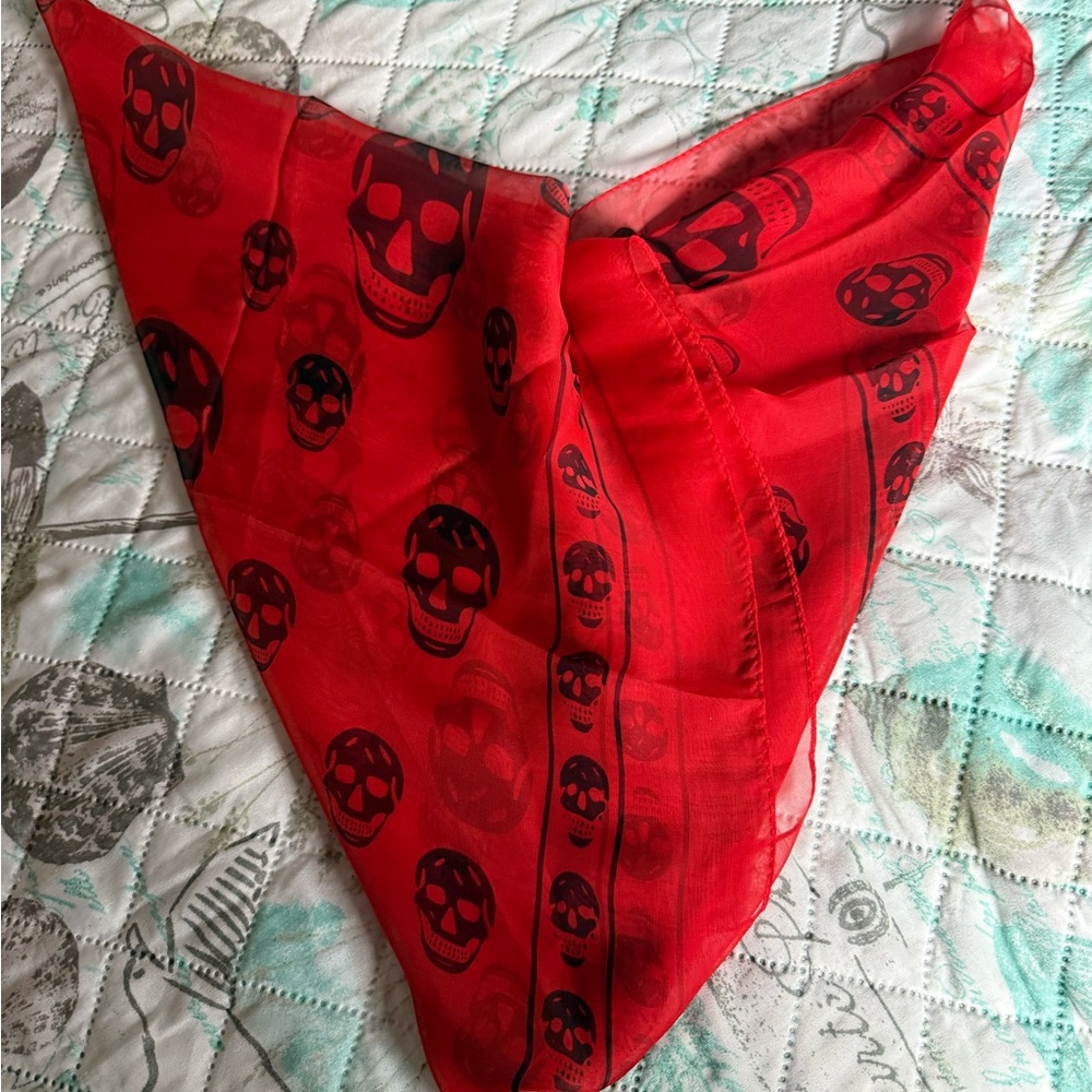 Alexander McQueen Red and Black Skull Print Silk Scarf - Picture 3 of 14